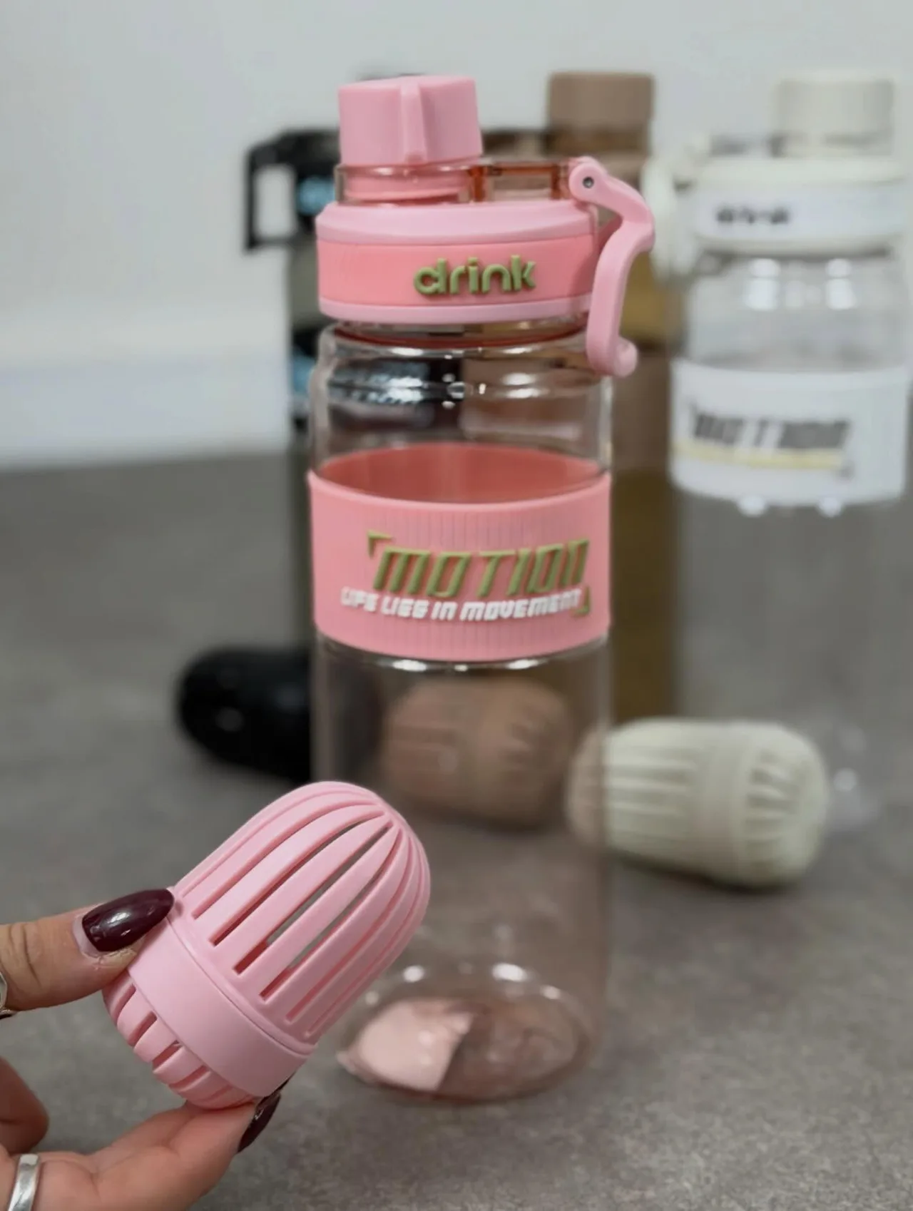 Motion 800ml Infuser Water Bottle with Built-in Fruit & Tea Strainer - Image 6
