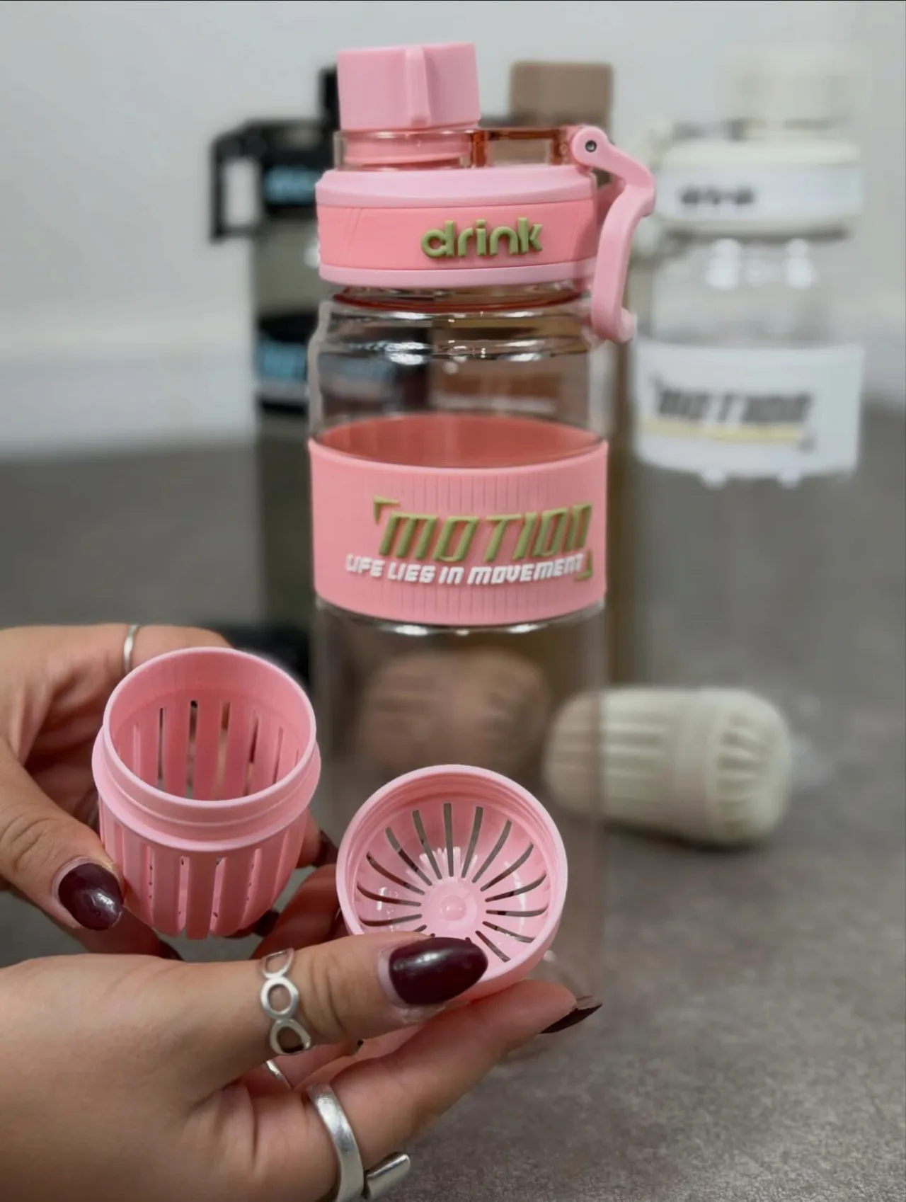 Motion 800ml Infuser Water Bottle with Built-in Fruit & Tea Strainer - Image 5